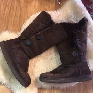 Chocolate Bailey Button Triplet UGGs size 10